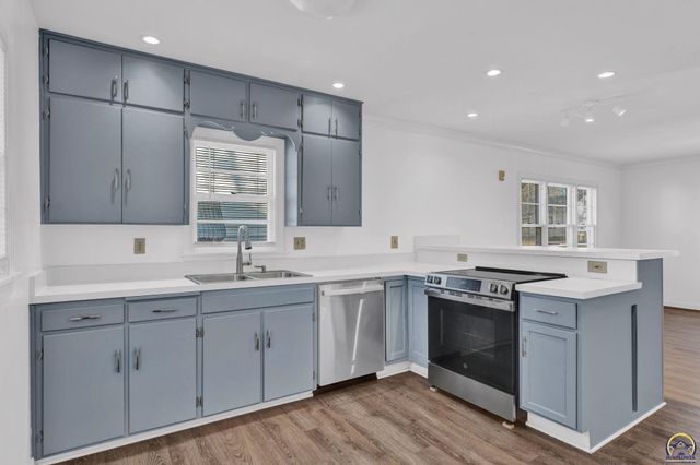 2011 SW Stone AVE, Topeka, KS 66604