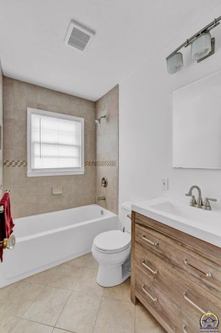 2011 SW Stone AVE, Topeka, KS 66604