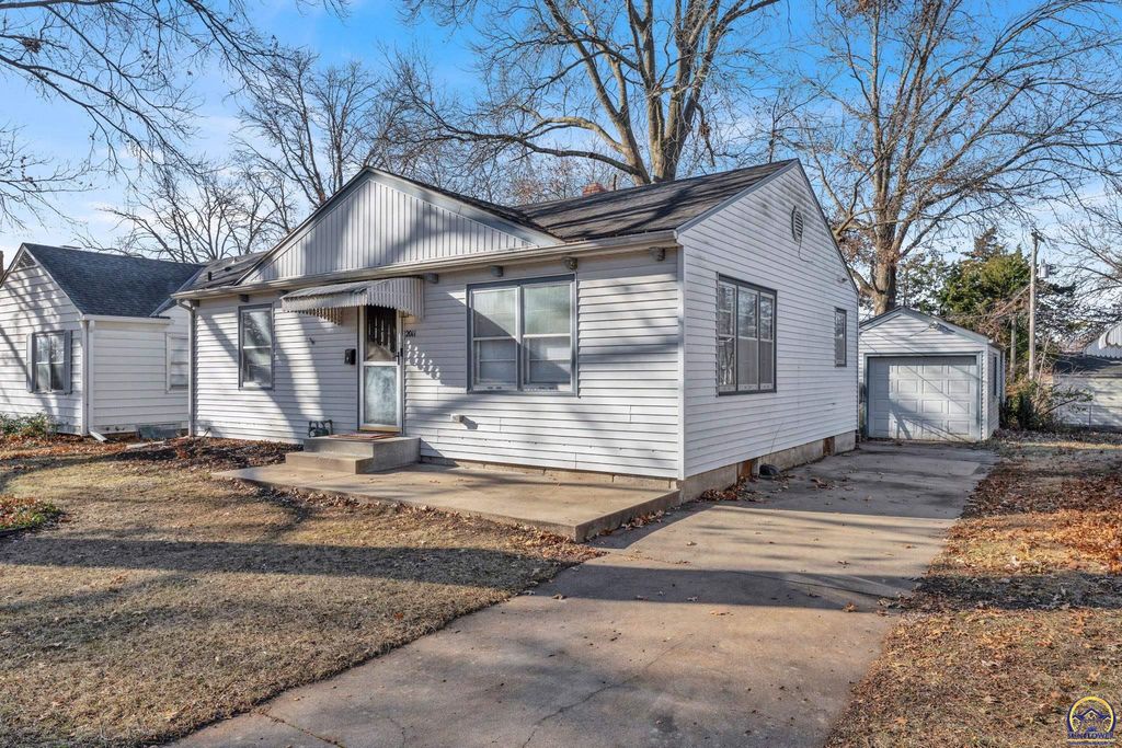 2011 SW Stone AVE, Topeka, KS 66604