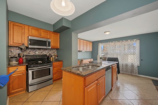 4226 W Haddon Avenue, Chicago, IL 60651