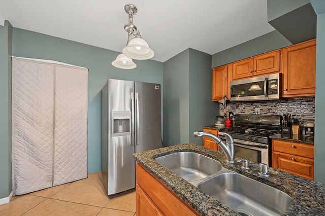 4226 W Haddon Avenue, Chicago, IL 60651