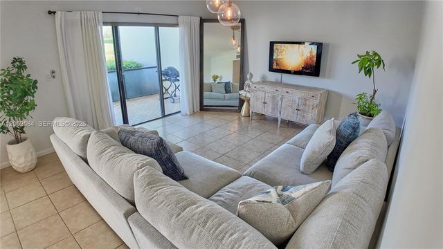 900 NW Greensward Ln 111-G, Delray Beach, FL 33445