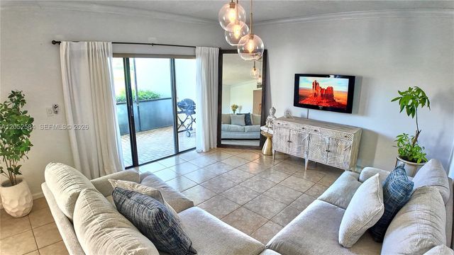 900 NW Greensward Ln 111-G, Delray Beach, FL 33445