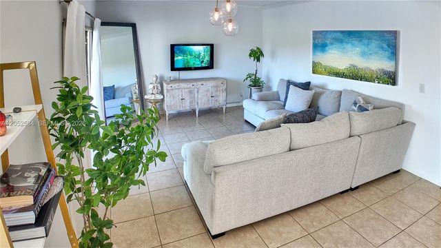 900 NW Greensward Ln 111-G, Delray Beach, FL 33445