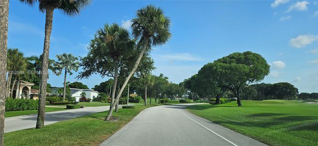 900 NW Greensward Ln 111-G, Delray Beach, FL 33445