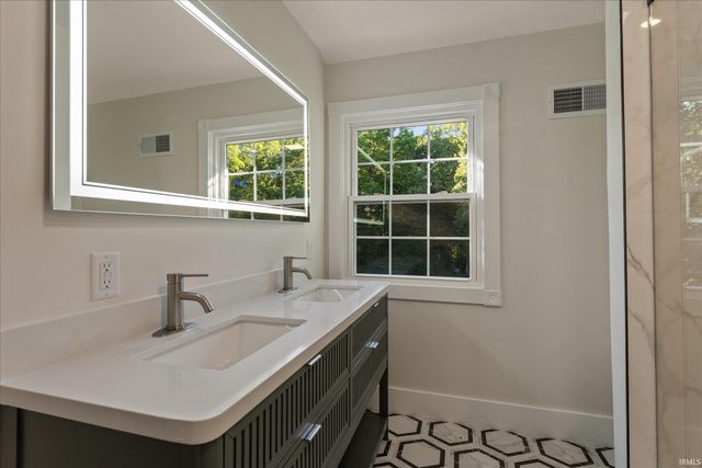 3002 Robinhood Lane, South Bend, IN 46614