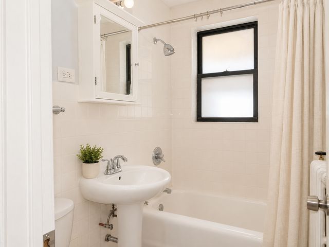 5135 S Kenwood Avenue 201, Chicago, IL 60615
