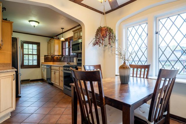 6110 Washington CIRCLE, Wauwatosa, WI 53213