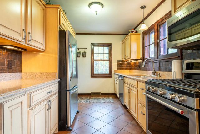 6110 Washington CIRCLE, Wauwatosa, WI 53213