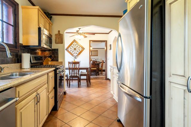 6110 Washington CIRCLE, Wauwatosa, WI 53213