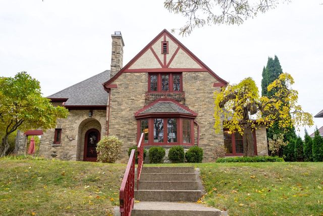 6110 Washington CIRCLE, Wauwatosa, WI 53213