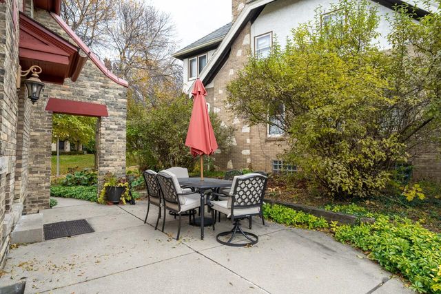 6110 Washington CIRCLE, Wauwatosa, WI 53213