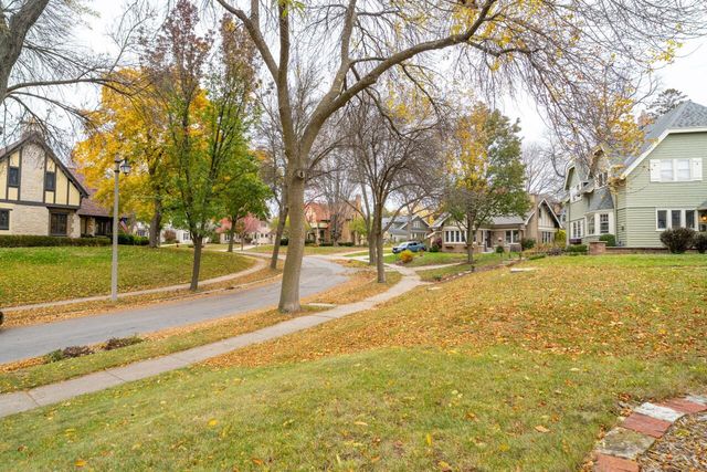 6110 Washington CIRCLE, Wauwatosa, WI 53213