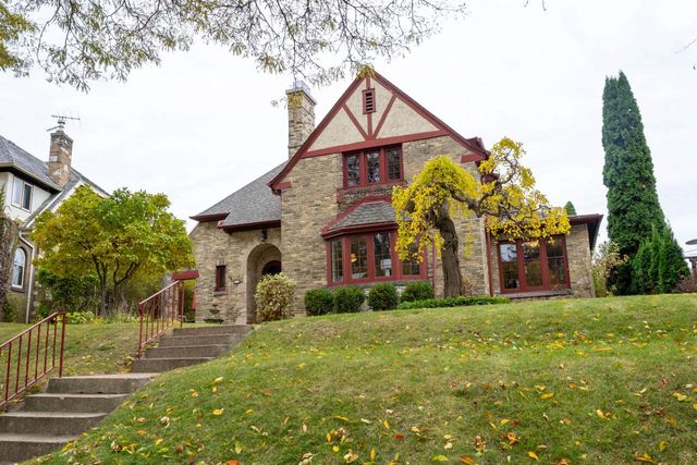 6110 Washington CIRCLE, Wauwatosa, WI 53213