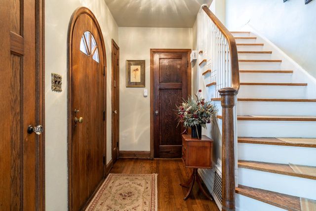 6110 Washington CIRCLE, Wauwatosa, WI 53213