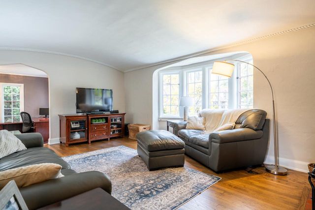 6110 Washington CIRCLE, Wauwatosa, WI 53213