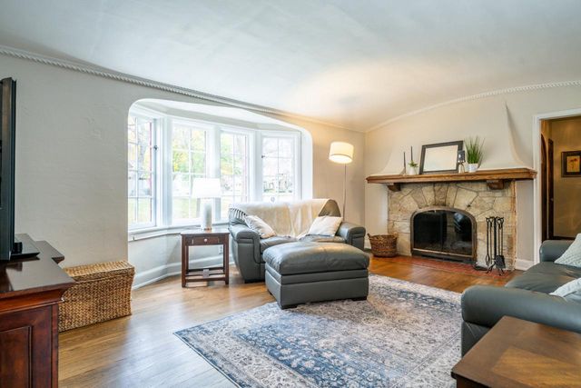 6110 Washington CIRCLE, Wauwatosa, WI 53213