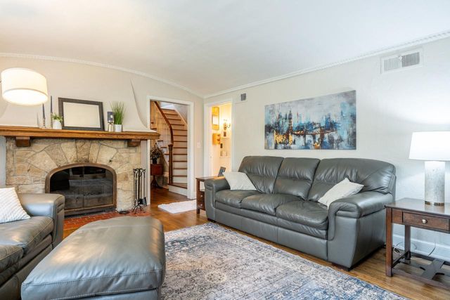 6110 Washington CIRCLE, Wauwatosa, WI 53213