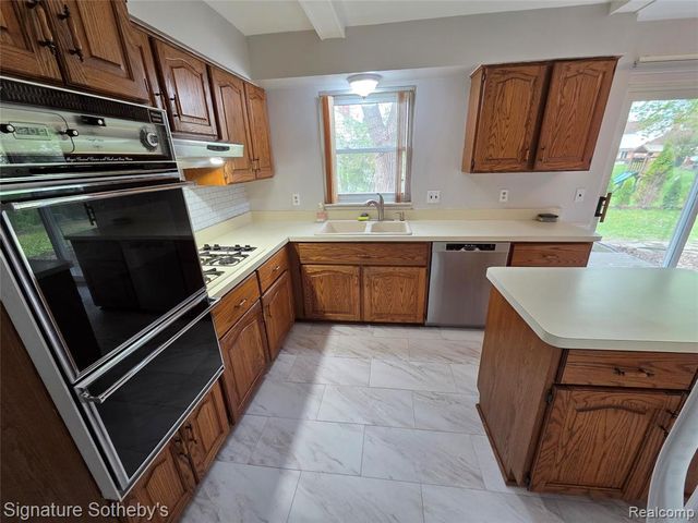 5715 Hobnail Circle, West Bloomfield, MI 48322