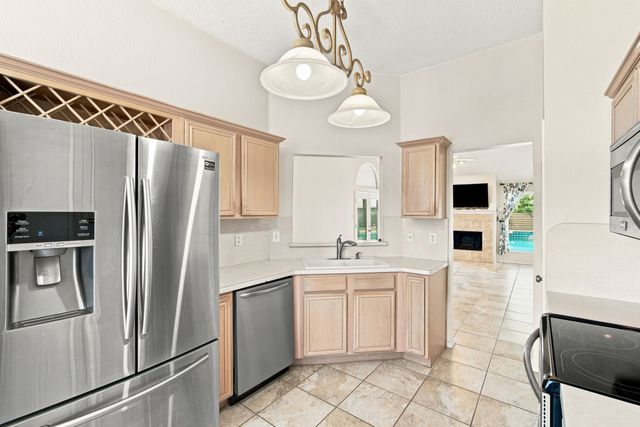 316 Willow Creek Lane, Glenn Heights, TX 75154