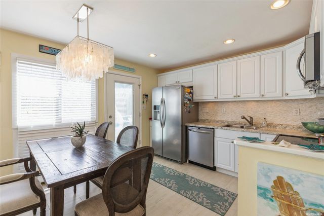 95 Springville Road 8, Hampton Bays, NY 11946