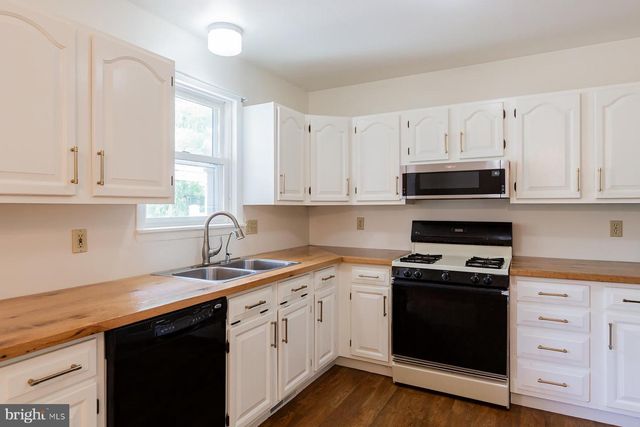 3 APACHE LN, Willow Street, PA 17584