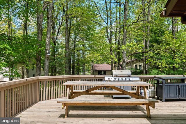 49 FOREST DR, Lake Harmony, PA 18624