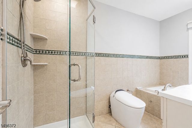 207 Stonehouse Rd, Bloomfield Twp., NJ 07028