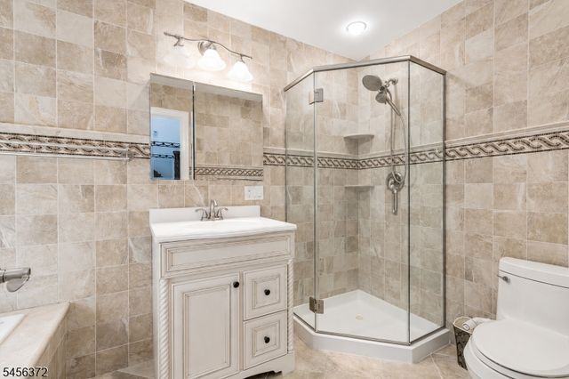 207 Stonehouse Rd, Bloomfield Twp., NJ 07028