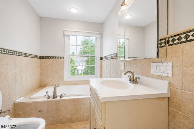 207 Stonehouse Rd, Bloomfield Twp., NJ 07028