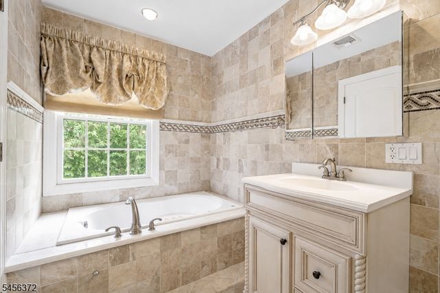 207 Stonehouse Rd, Bloomfield Twp., NJ 07028