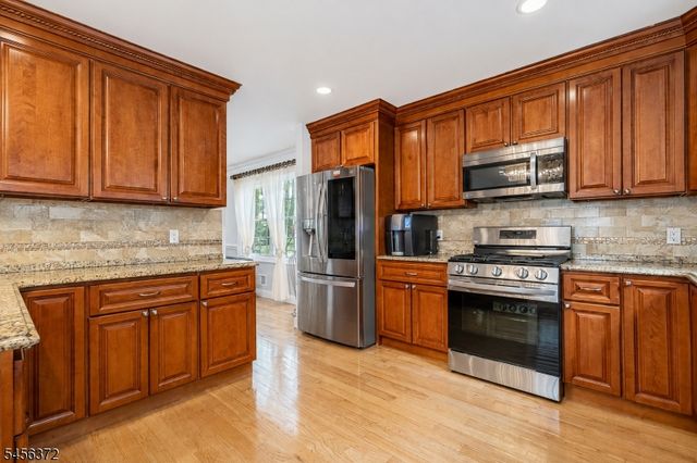 207 Stonehouse Rd, Bloomfield Twp., NJ 07028