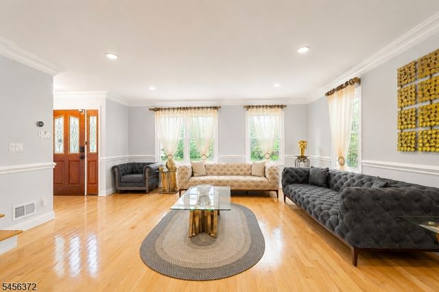 207 Stonehouse Rd, Bloomfield Twp., NJ 07028