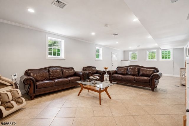 207 Stonehouse Rd, Bloomfield Twp., NJ 07028