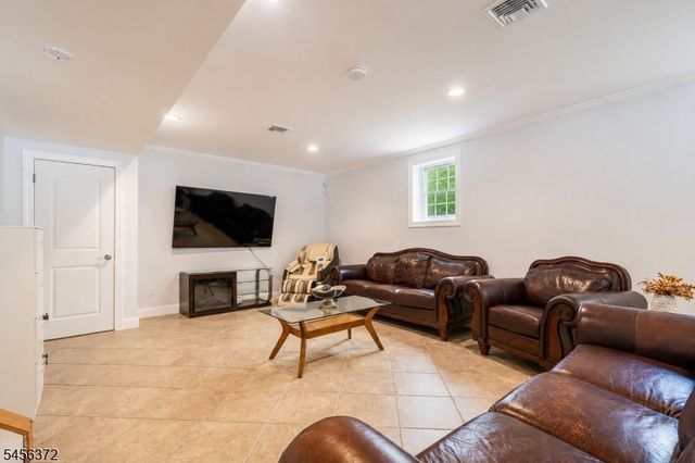 207 Stonehouse Rd, Bloomfield Twp., NJ 07028