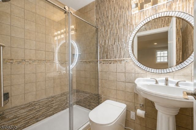 207 Stonehouse Rd, Bloomfield Twp., NJ 07028
