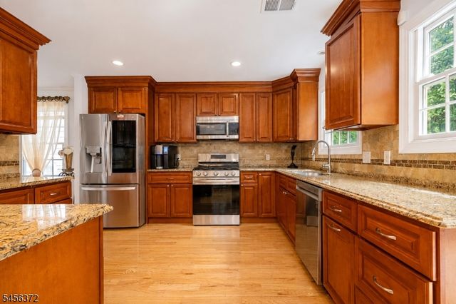 207 Stonehouse Rd, Bloomfield Twp., NJ 07028