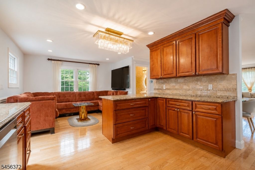 207 Stonehouse Rd, Bloomfield Twp., NJ 07028 — photo 2