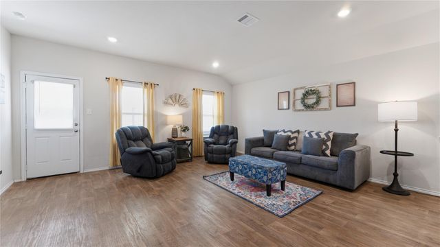 128 Barton Creek Drive, Huntsville, TX 77340