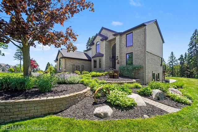 54853 Walnut Drive, Lyon Charter Township, MI 48165