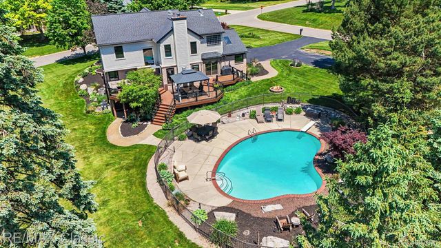 54853 Walnut Drive, Lyon Charter Township, MI 48165
