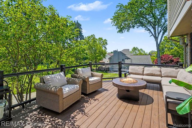 54853 Walnut Drive, Lyon Charter Township, MI 48165