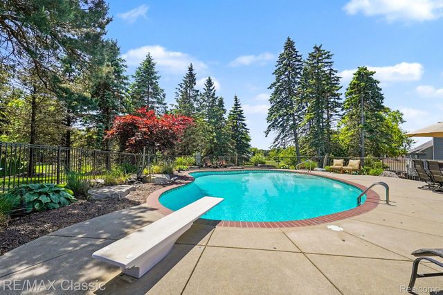 54853 Walnut Drive, Lyon Charter Township, MI 48165