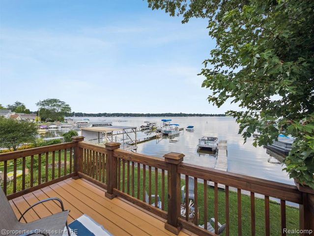 8980 Dexter Pinckney Road, Pinckney, MI 48169