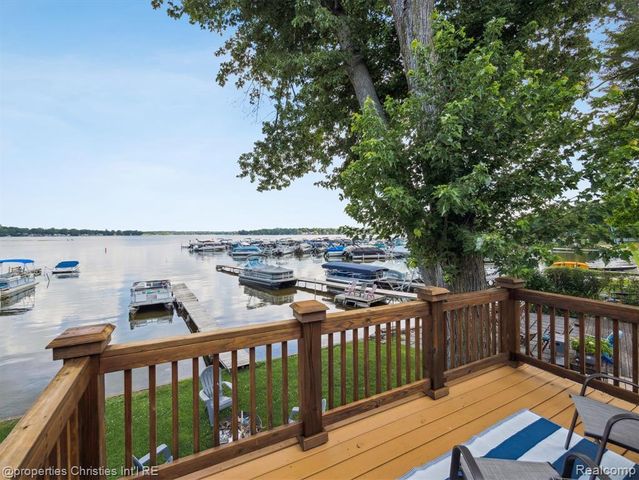 8980 Dexter Pinckney Road, Pinckney, MI 48169