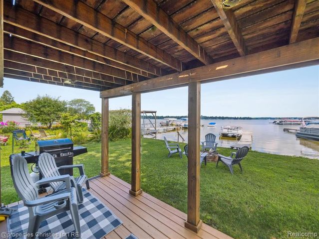 8980 Dexter Pinckney Road, Pinckney, MI 48169