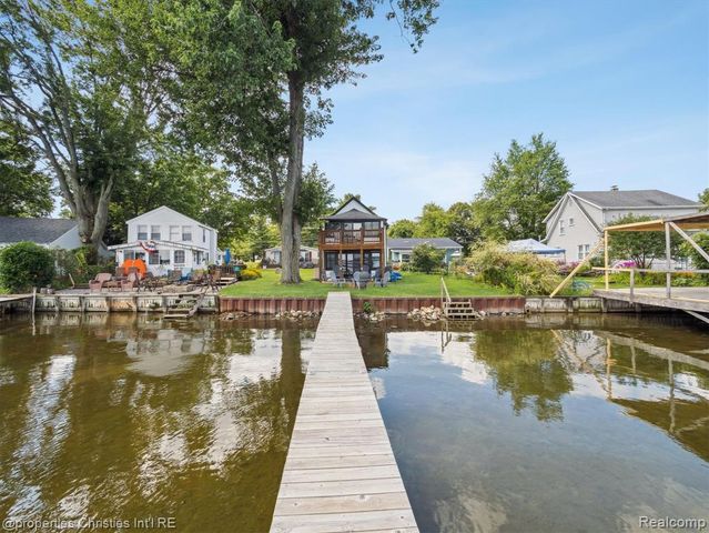 8980 Dexter Pinckney Road, Pinckney, MI 48169