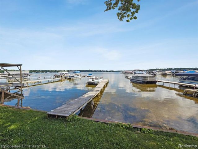 8980 Dexter Pinckney Road, Pinckney, MI 48169