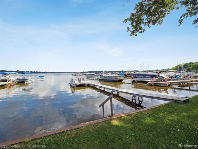 8980 Dexter Pinckney Road, Pinckney, MI 48169