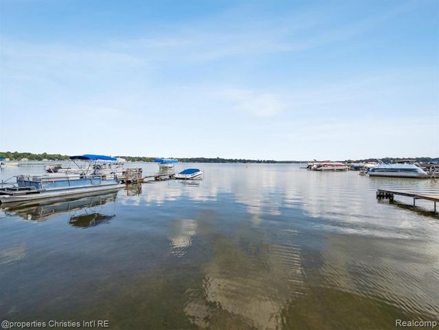 8980 Dexter Pinckney Road, Pinckney, MI 48169